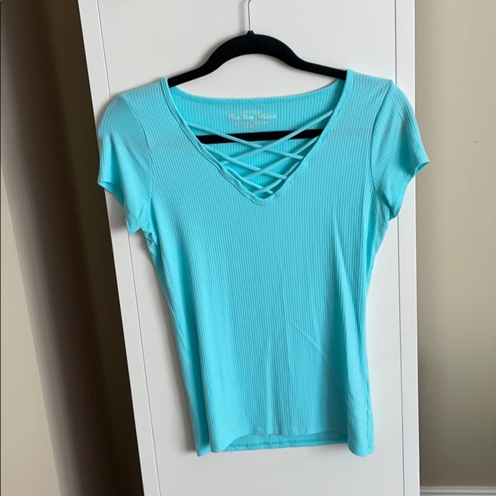 Hollister crisscross T-shirt